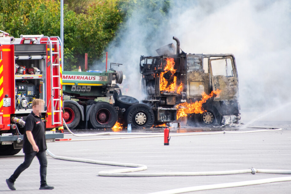 Am Mittwochmittag geriet auf einem Autohof in Mienenbüttel (Landkreis Harburg) ein Lkw in Brand.