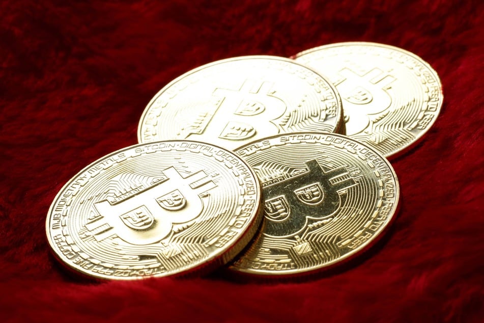 Die bekannteste Krypto-Währung ist der Bitcoin. Als Bargeld gibt es die digitale Währung gar nicht. Das Symbolbild zeigt nur das Bitcoin-Logo.