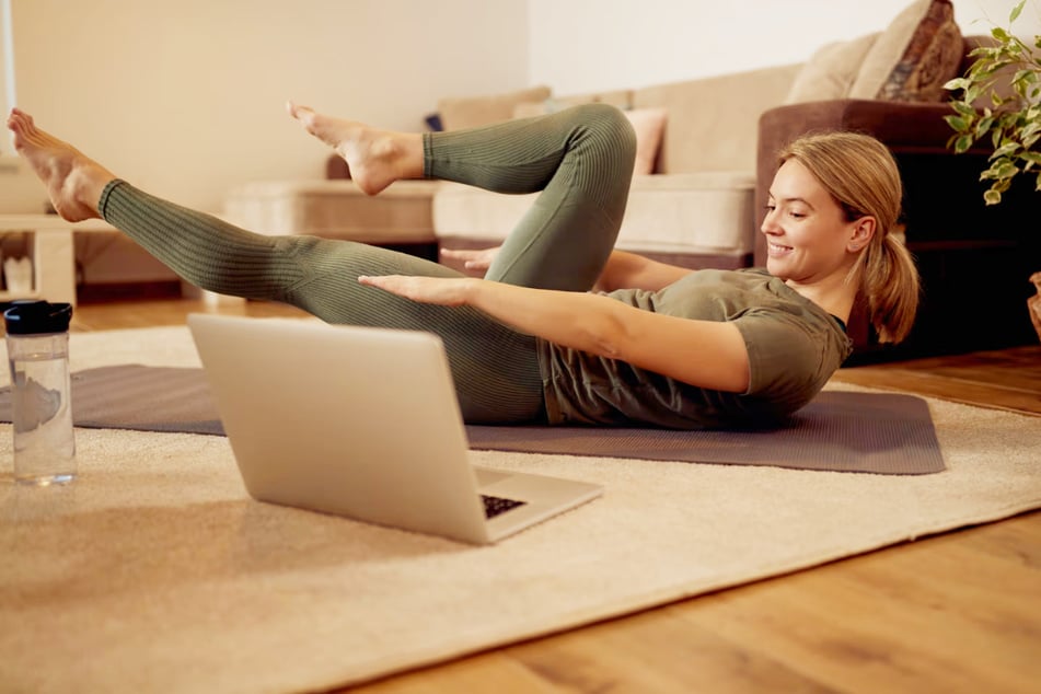 Fit durch die kalte Jahreszeit: So gelingt die effektive Pilates Routine im Wohnzimmer