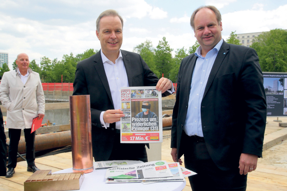 DREWAG-Chef Frank Brinkmann (53, l.) und OB Dirk Hilbert (48, FDP) legen eine Morgenpost mit in die Zeitkapsel.