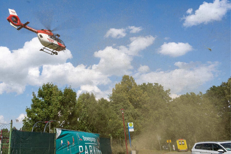 Der Unfallverursacher musste aufgrund seiner Verletzungen mit einem Hubschrauber abtransportiert werden.