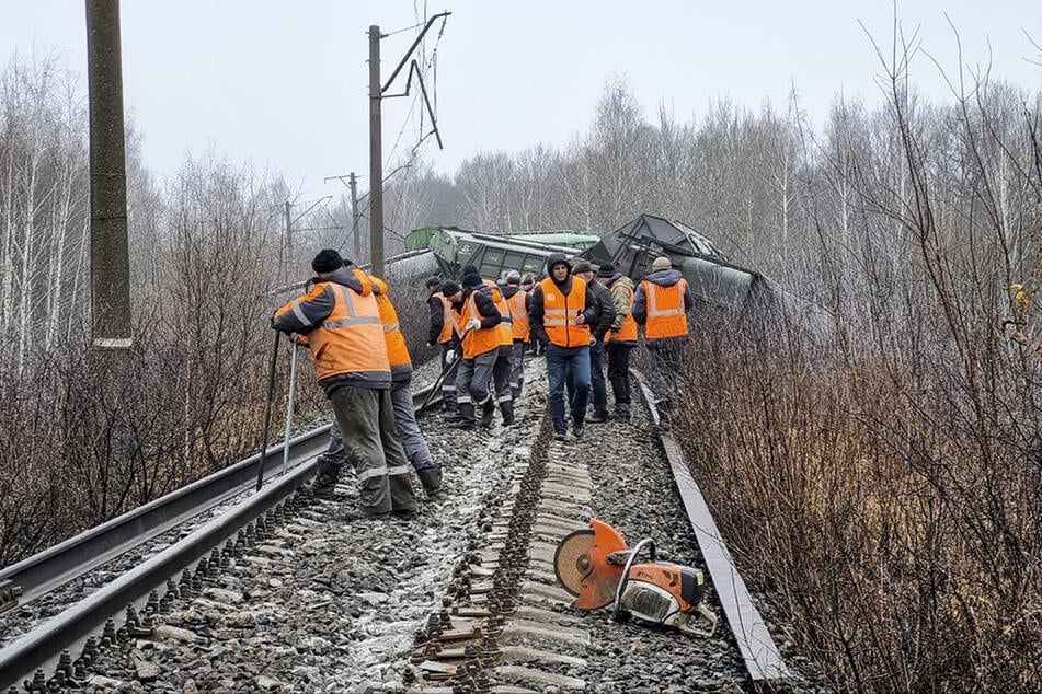 Mitarbeiter der Russischen Eisenbahngesellschaft auf Bahnschienen in der Region Rjasan. (Archivbild)