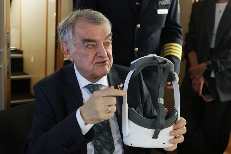 NRW-Innenminister Herbert Reul (71) hat eine neue VR-Brille zur Aufklärung über Badegefahren präsentiert.