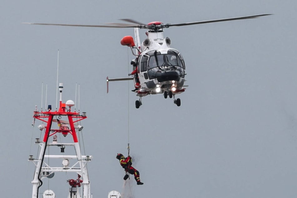 Das Rettungsteam hat sich zunächst auf den Rettungskreuzer abgeseilt. (Symbolfoto)