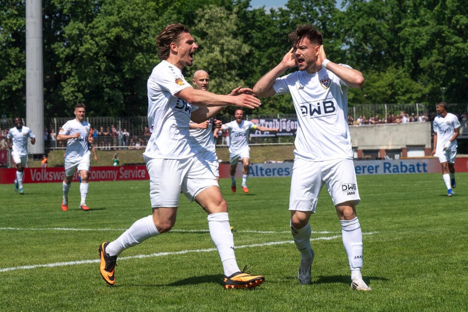 Ivan Knezevic (32, r.) feiert seinen Führungstreffer für Dynamo mit Teamkollege Leander Fritzsche (25).