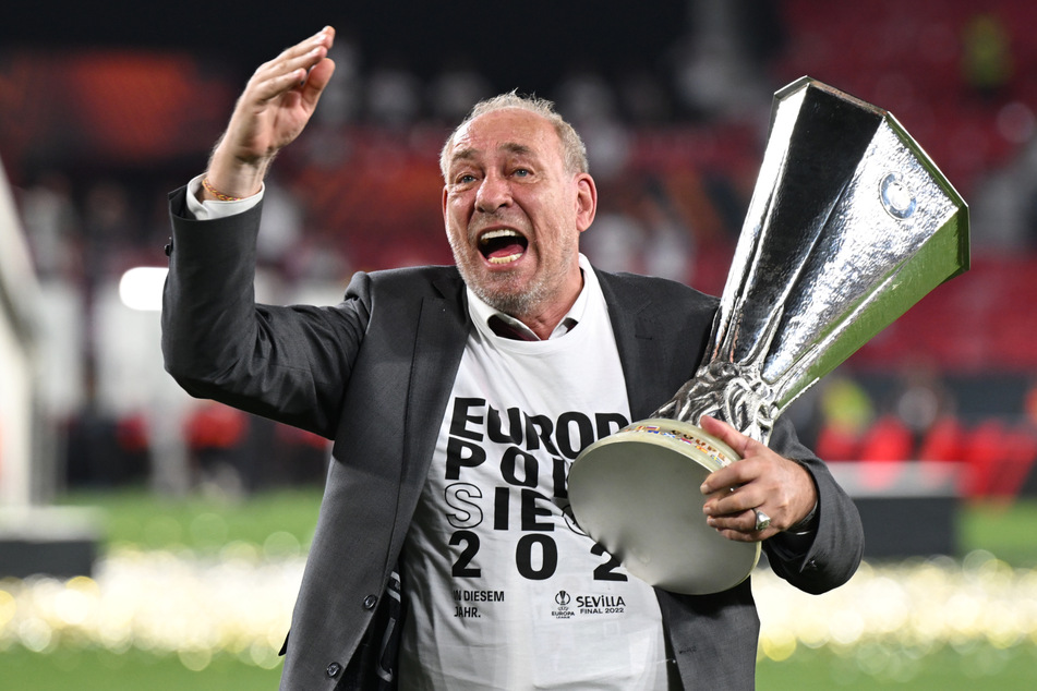 Mit seiner geliebten SGE konnte Peter Fischer 2022 den Titel in der UEFA Europa League feiern.