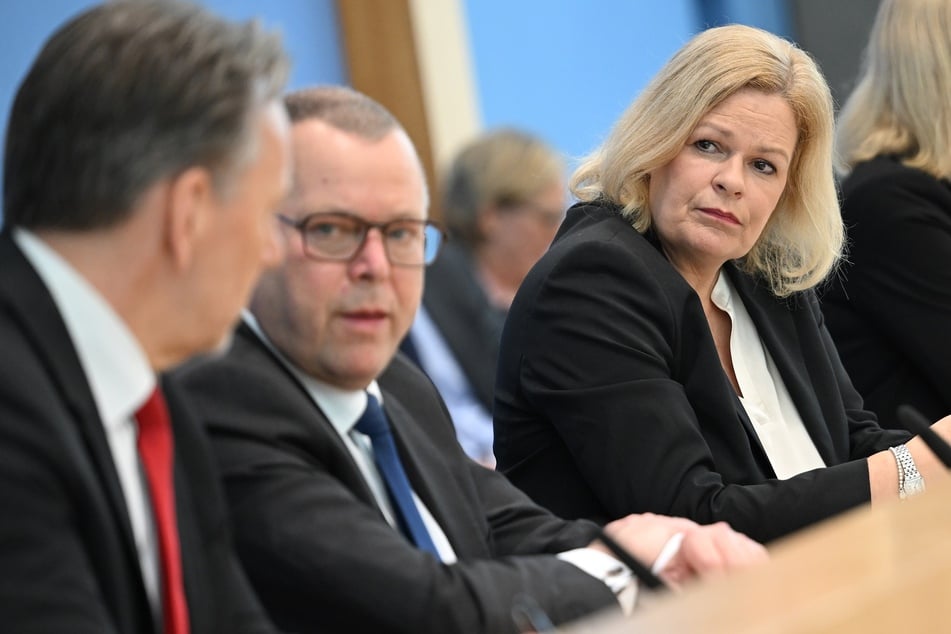 Bundesinnenministerin Nancy Faeser (53, SPD, r.) und die Länder-Ressortchefs schalten sich in einer Videokonferenz um 18 Uhr zusammen.