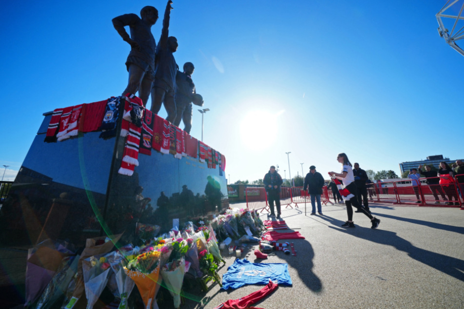 Nach dem Sieg von Manchester United legten am Sonntag zahlreiche Menschen Blumen zu Ehren der verstorbenen Klubikone Sir Bobby Charlton (†86) vor dem Old Trafford nieder.
