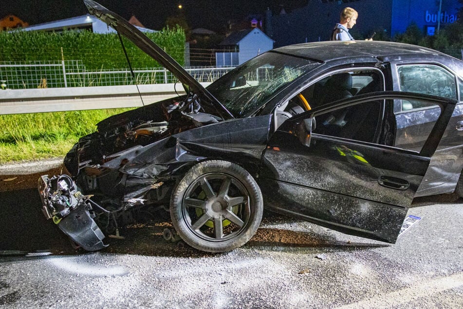 Cadillac rast über rote Ampel: Unfall mit fünf Verletzten, darunter ein Baby