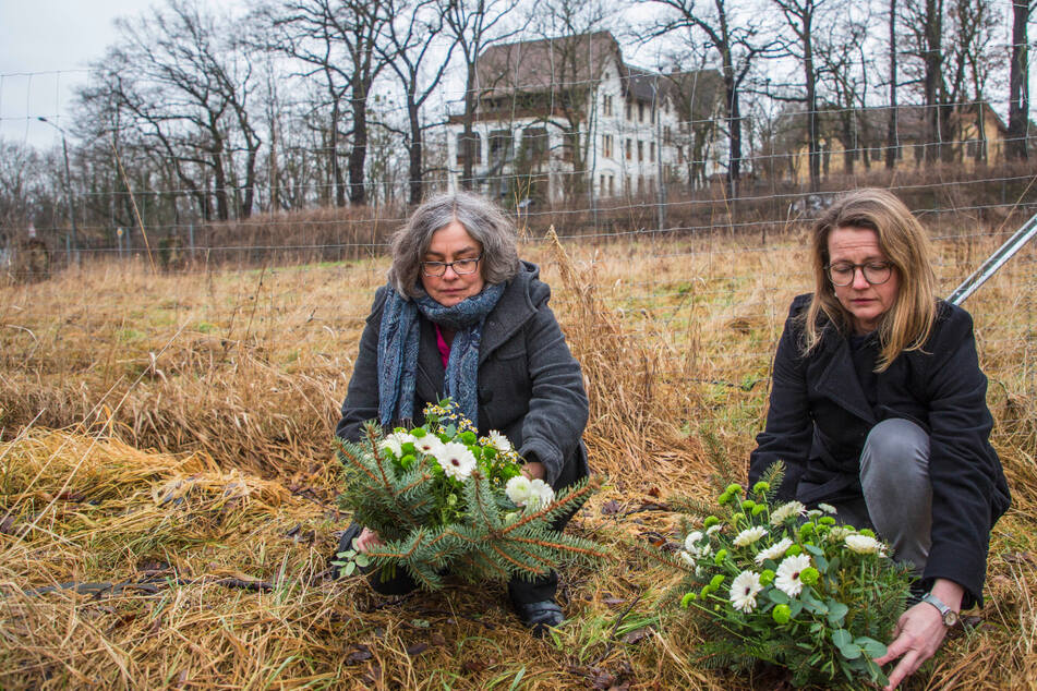 Eva Jähnigen (56,l.) und Annekatrin Klepsch (44) legten auf dem Areal des ehemaligen Lagers Hellerberg Blumen nieder.