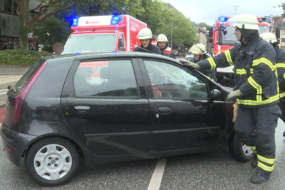Der Fiat war auf der Holstenstraße mit einem SUV zusammengestoßen.