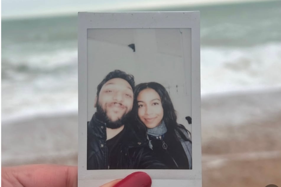 Elena nimmt ein Bild mit ihrem Freund Chirag (†), der ihr eine Bucket List schrieb, überall mit hin.