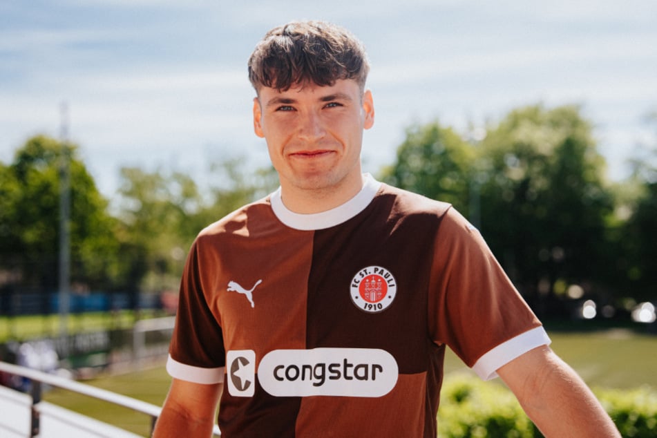 Der Abwehrspieler spielt trotz seines jungen Alters bereits einige Jahre im Herrenbereich.