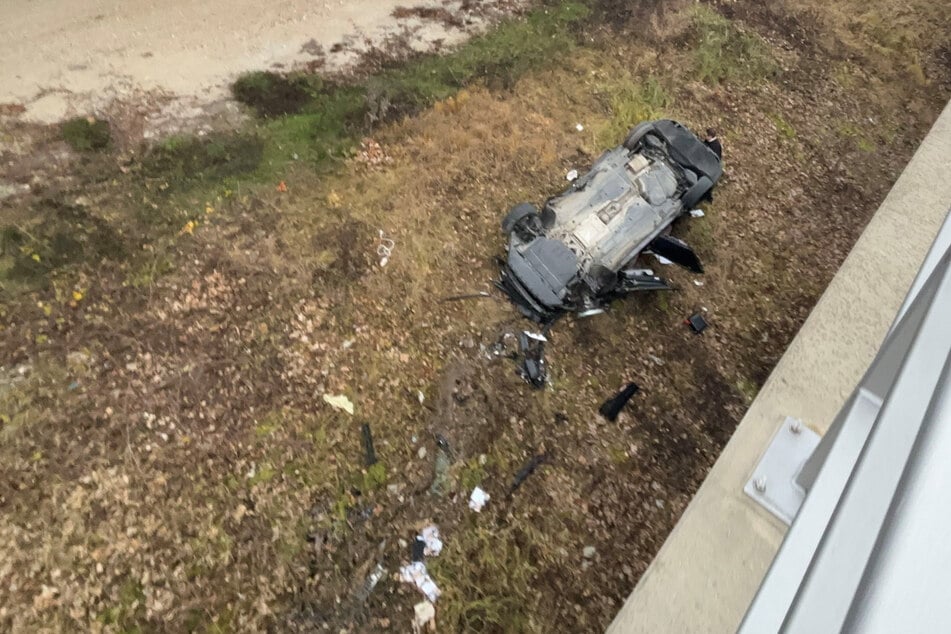 Zehn Meter in die Tiefe: Auto fliegt nach Lkw-Crash von A70-Brücke