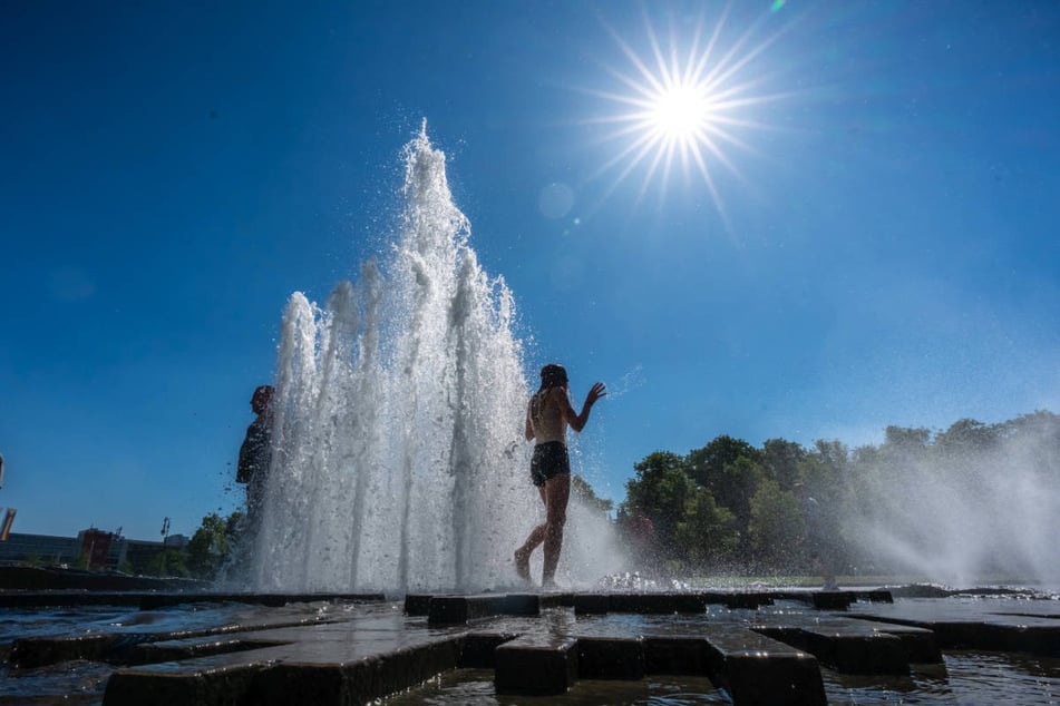 In den kommenden Tagen wird nicht nur in der Hauptstadt jede Form von Abkühlung gefragt sein, wie hier am Brunnen im Lustgarten. (Archivfoto)