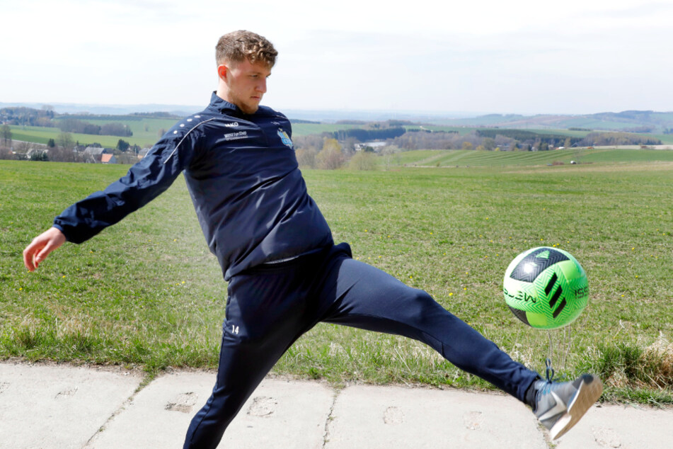 Tim Campulka beim Jonglieren des Balls mit dem Fuß ...