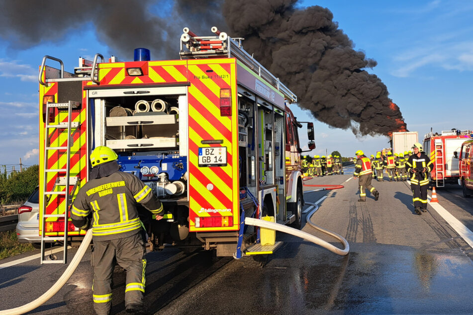 Unfall A4: A4 nach Unfall stundenlang gesperrt! Laster brannte lichterloh