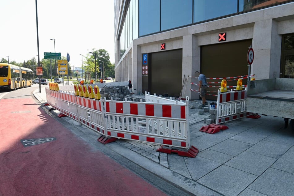 Die Ein- und Ausfahrt der Tiefgarage kann nicht genutzt werden.