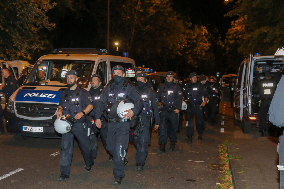 Einsatzhundertschaften der Polizei haben am Donnerstagabend die Hollandwiese in Aachen umstellt, auf der sich ein Camp von Klimaaktivisten befindet.