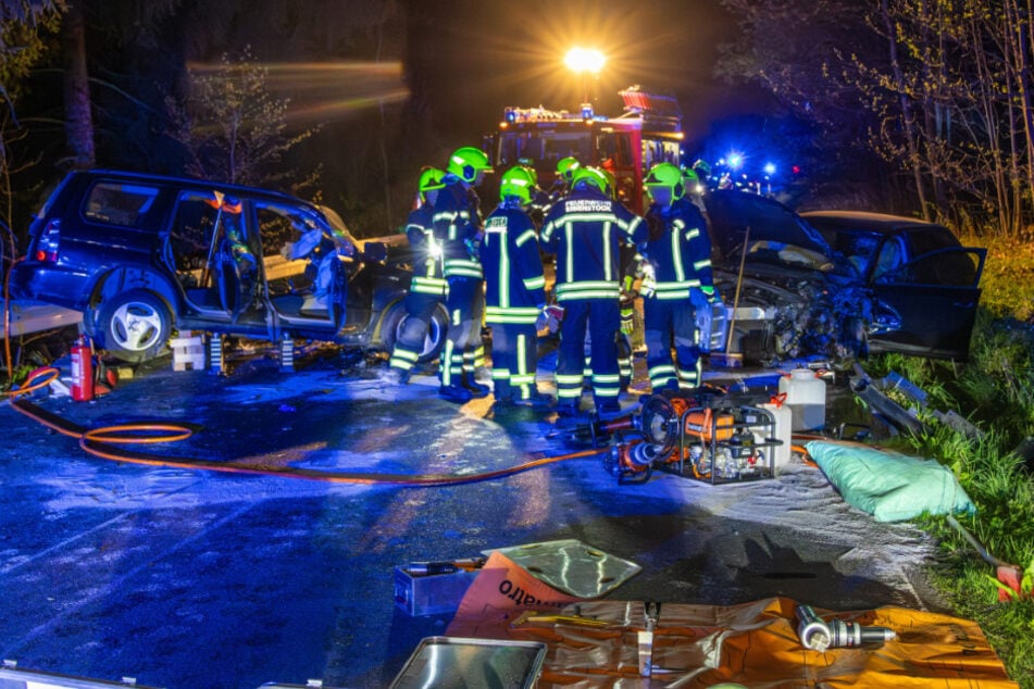 Dank des Notrufs eines automatischen E-Call-Systems wusste die Feuerwehr bereits vor dem Eintreffen, dass offenbar eine Person eingeklemmt wurde.