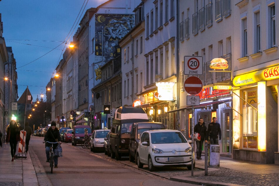 Die Alaunstraße in der Dresdner Neustadt. Hier fanden Polizisten den verletzten Mann, der an dem Streit am Albertplatz beteiligt war.