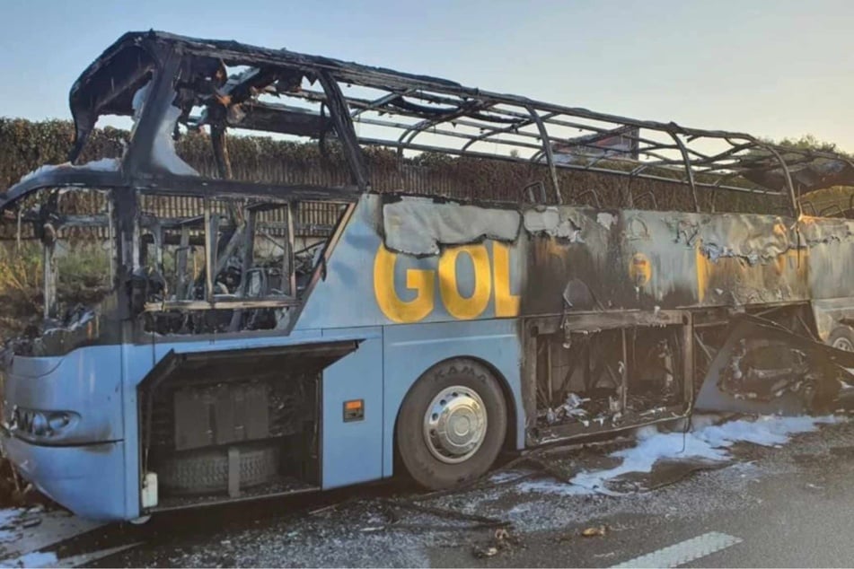 Der Reisebus aus Tschechien brannte in Polen auf der Autobahn 4 nahe Kraków fast vollständig aus.