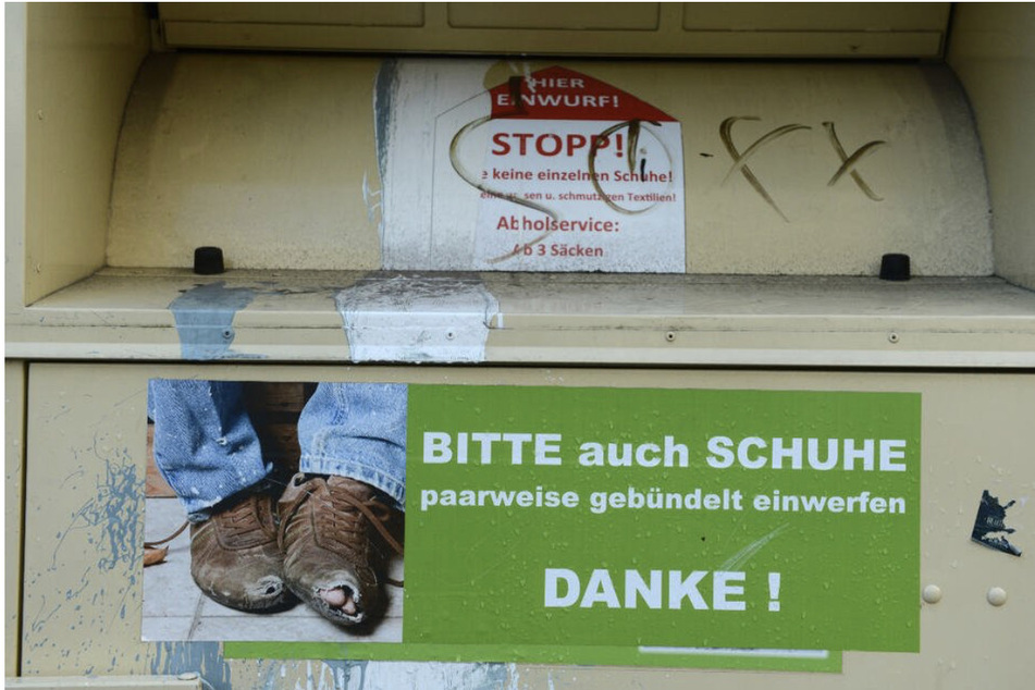 Der 30-Jährige öffnete einen solchen Kleidercontainer gewaltsam und richtete es sich dort gemütlich für die Nacht ein. (Symbolbild)