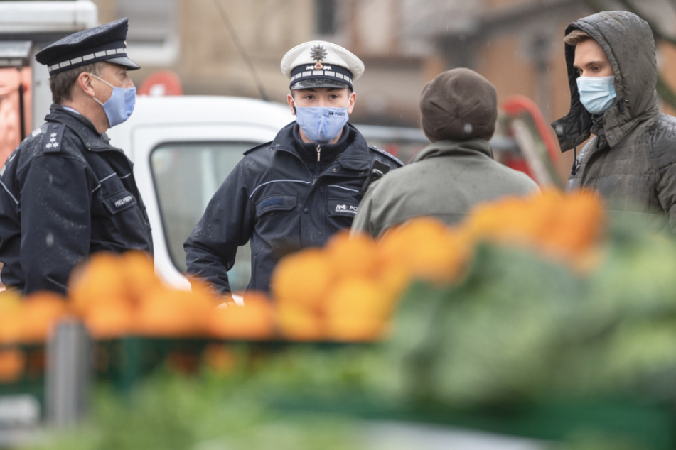Die Polizei kontrolliert bei einer Schwerpunktkontrolle die Einhaltung der Corona-Maßnahmen.