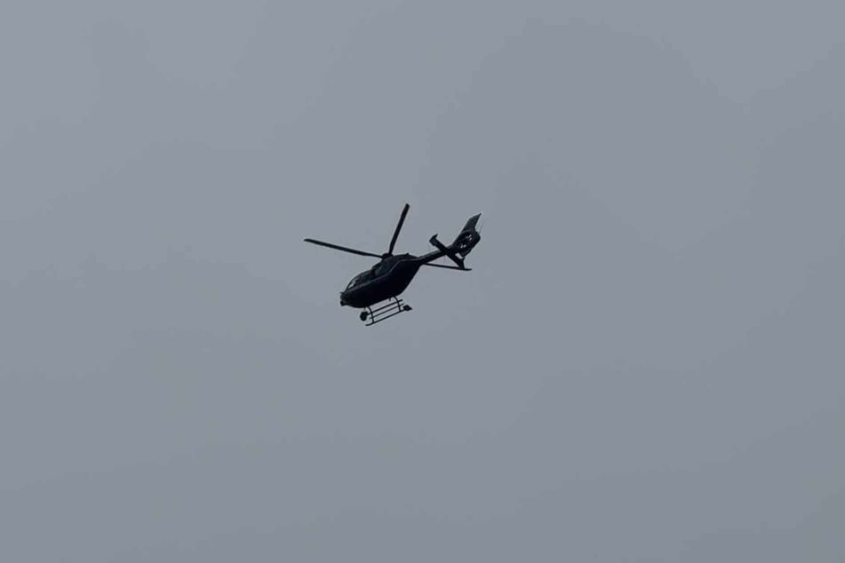 Ein Polizeihubschrauber beobachtet die Lage aus der Luft.