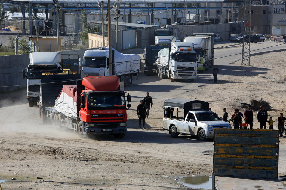 Stunden nach Beginn der viertägigen Waffenruhe zwischen Israel und islamistischen Hamas fahren Lastwagen mit humanitärer Hilfe, Treibstoff und Gas über den Grenzübergang Rafah nach Ägypten in den Gazastreifen ein.