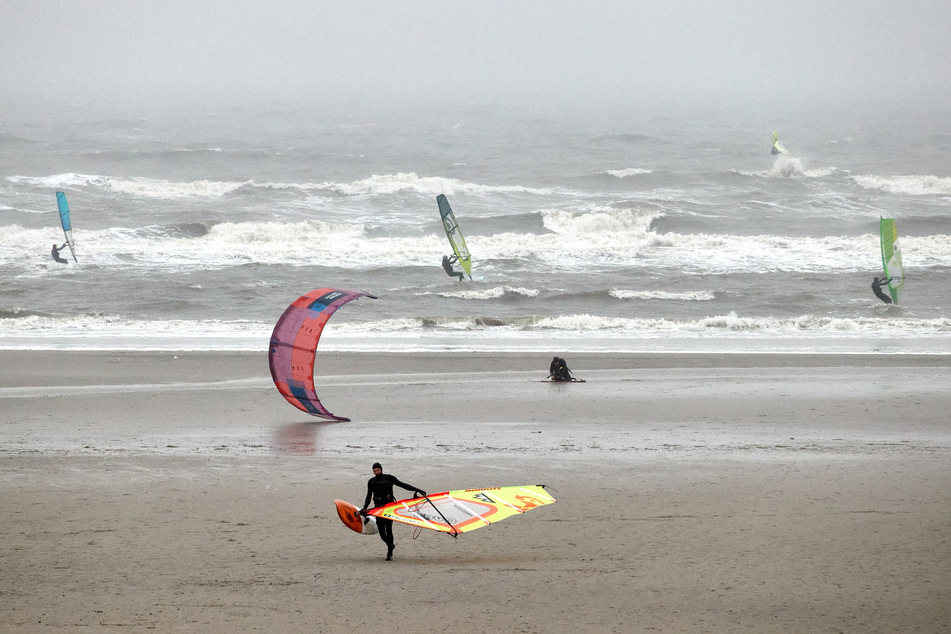 Kitesurfer und Touristen mussten Mecklenburg-Vorpommern sofort verlassen.