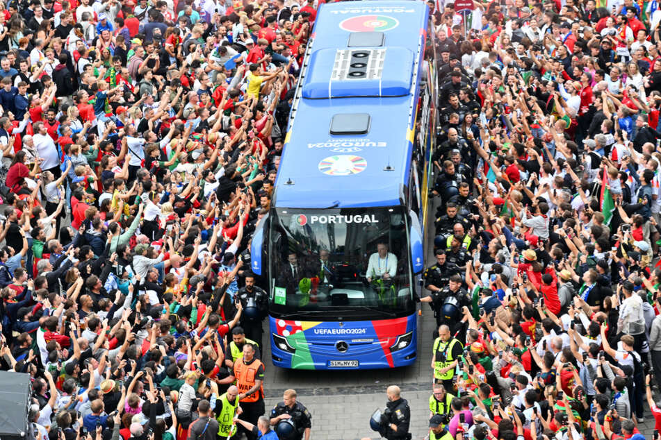Bejubelt von zahlreichen Fans fuhr der Bus der portugiesischen Nationalmannschaft zum Frankfurter Stadion.
