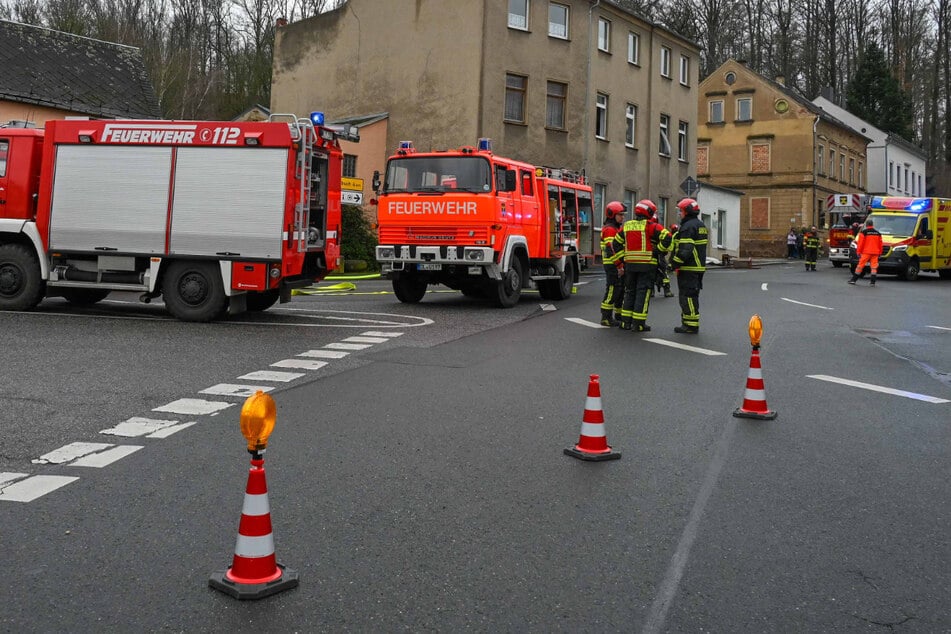 Während der Löscharbeiten mussten der Olbrichtplatz und die umliegenden Straßen gesperrt werden.