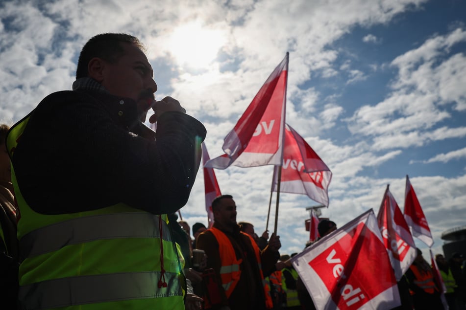 Die Gewerkschaft ver.di ruft in den vergangenen Wochen vermehrt zu Streiks auf. Hier zu sehen: Streikposten am Hamburger Flughafen während eines Warnstreiks am 13. März 2023.