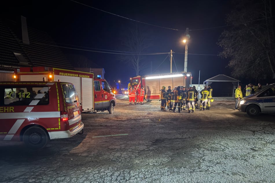Dutzende Einsatzkräfte suchten vom Schönecker Ortsteil Arnoldsgrün aus bis in die Nacht nach Spuren eines Absturzes.