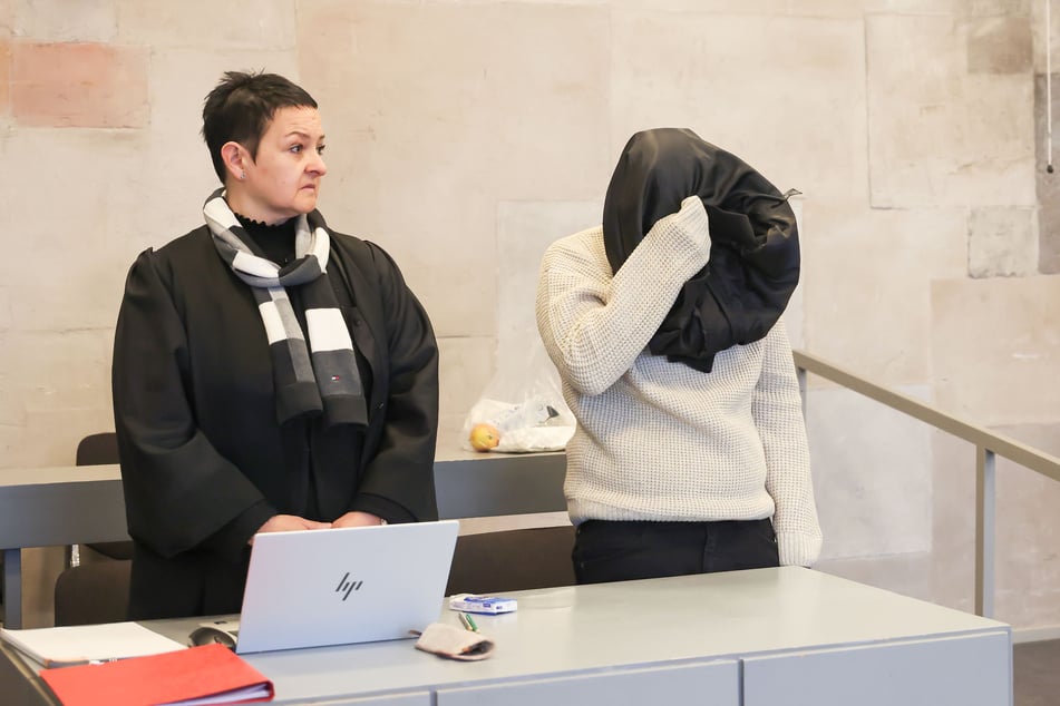 Die 19-Jährige nahm das Urteil regungslos auf.