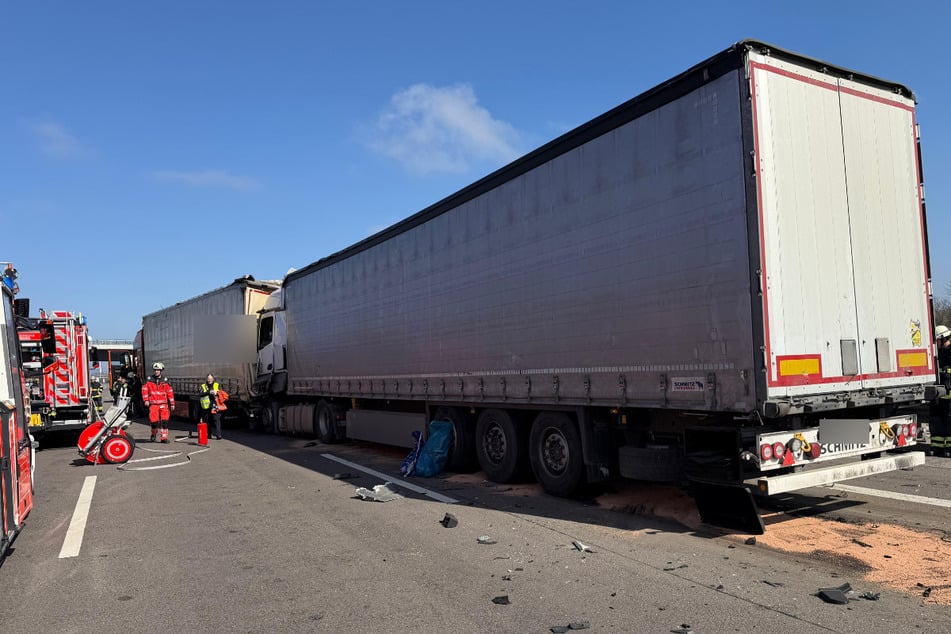Unfall A7: Lkw krachen ineinander! A7 nach Unfall in Richtung Elbtunnel gesperrt