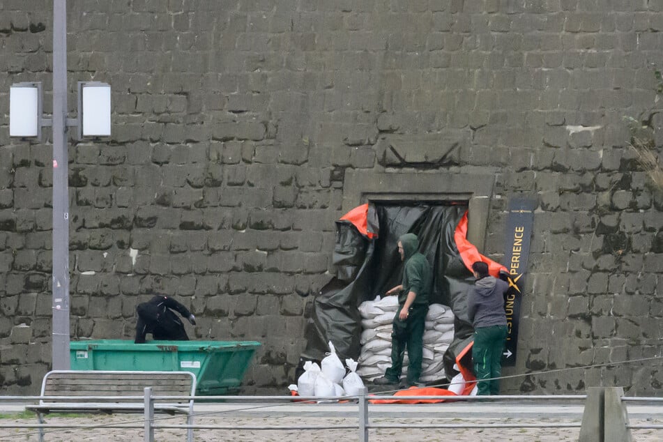 Eine große Plane sowie zahlreiche Sandsäcke sollen den Eingang der Festung Dresden vor Hochwasser schützen.