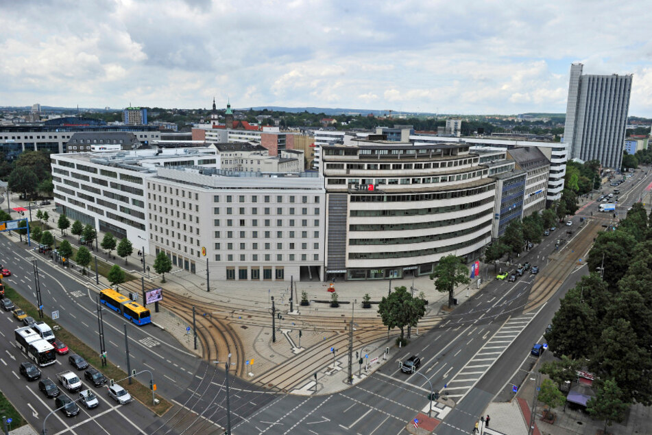 Der Gablenzbach läuft heimlich unter der Brückenstraße entlang. Das Schocken folgt brav der Kurve.