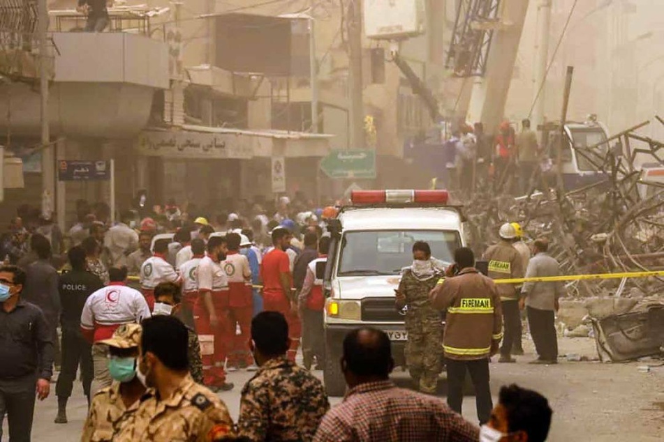 Rettungskräfte im Einsatz nach dem Einsturz des Einkaufszentrums im Iran.