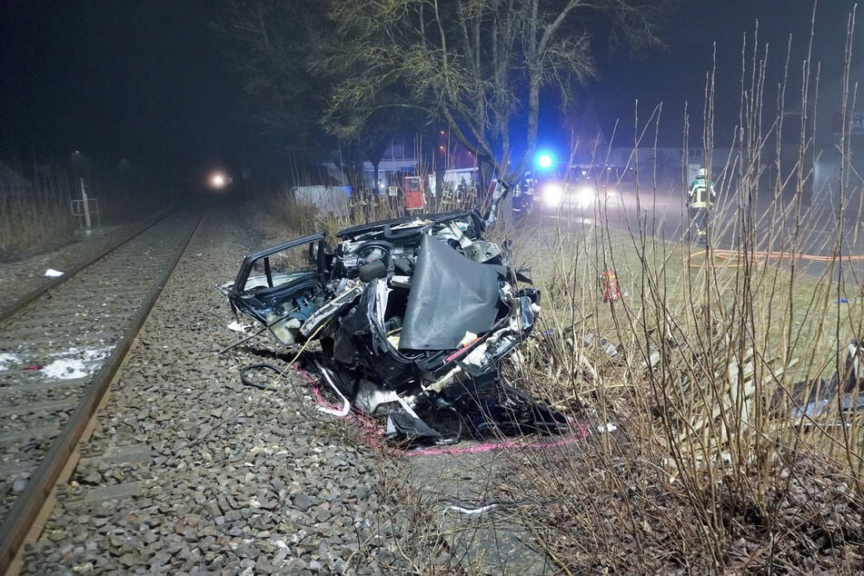Das Unfallauto ist kaum noch zu erkennen. Der Fahrer (†23) hatte keine Chance, den Wagen lebend zu verlassen.