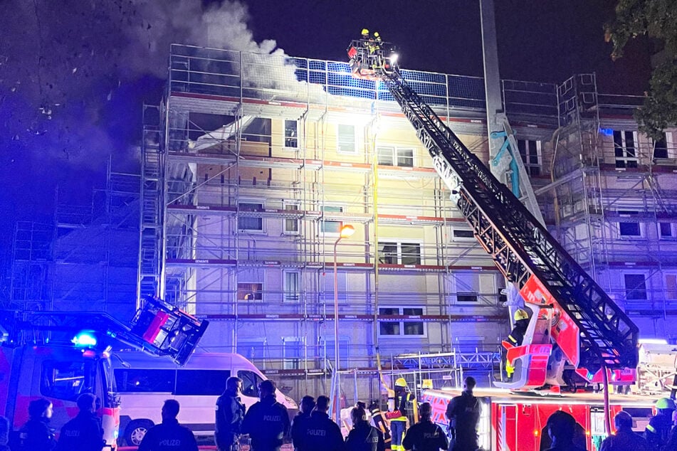 Frankfurt: Wohnhaus-Brand in Frankfurt: Feuerwehr muss mit Kettensägen anrücken