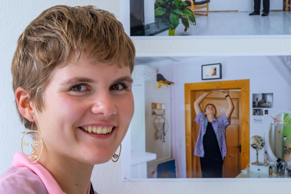 Abiturientin Anna-Lena Uhlig (18) hat das beleuchtbare Wechselbild wie ein "Notausgangsschild" über den Türrahmen gehängt.