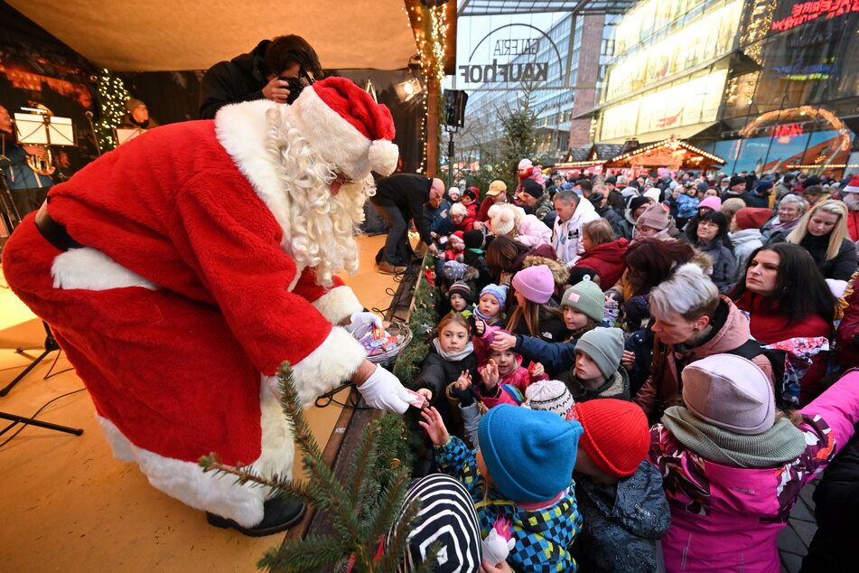 Auch in diesem Jahr verteilte der Weihnachtsmann reichlich Geschenke an die Kleinen.