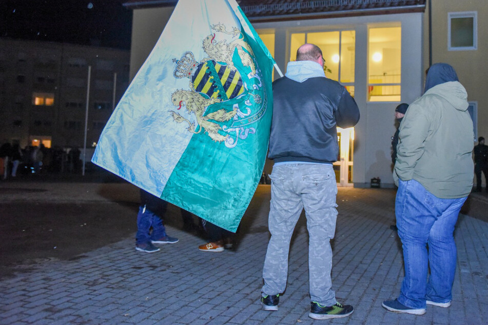 In Laußig im Landkreis Nordsachsen demonstrierten am Donnerstag etwa 280 Personen gegen Pläne, eine Asylunterkunft in der Gemeinde zu errichten. Unter ihnen sollen sich auch Personen aus dem Kreis der "Freien Sachsen" befunden haben.
