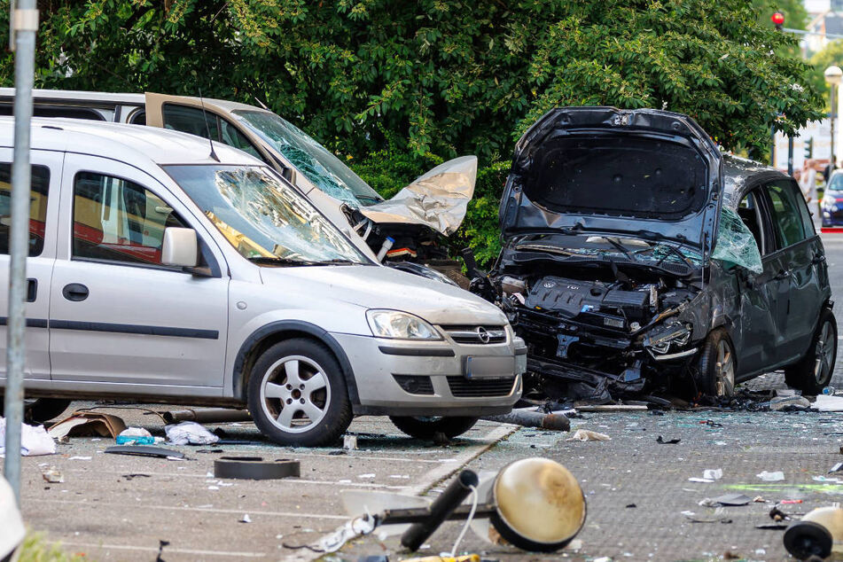 VW Golf kracht auf Gehweg: Unfall mit sechs Verletzten gibt Polizei weiter Rätsel auf