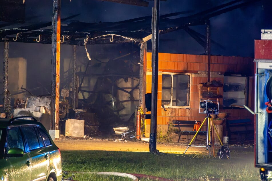 Das Feuer beschädigte in der Nacht zum Montag einen Bauernhof im Elterleiner Ortsteil Schwarzbach schwer.