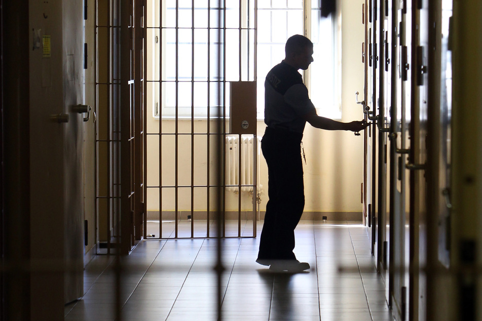 Ein Justizbediensteter steht in der Justizvollzugsanstalt (JVA) Leipzig. In gesamt Sachsen können Staatsanwaltschaften eine vorzeitige Entlassung von Häftlingen beschließen.