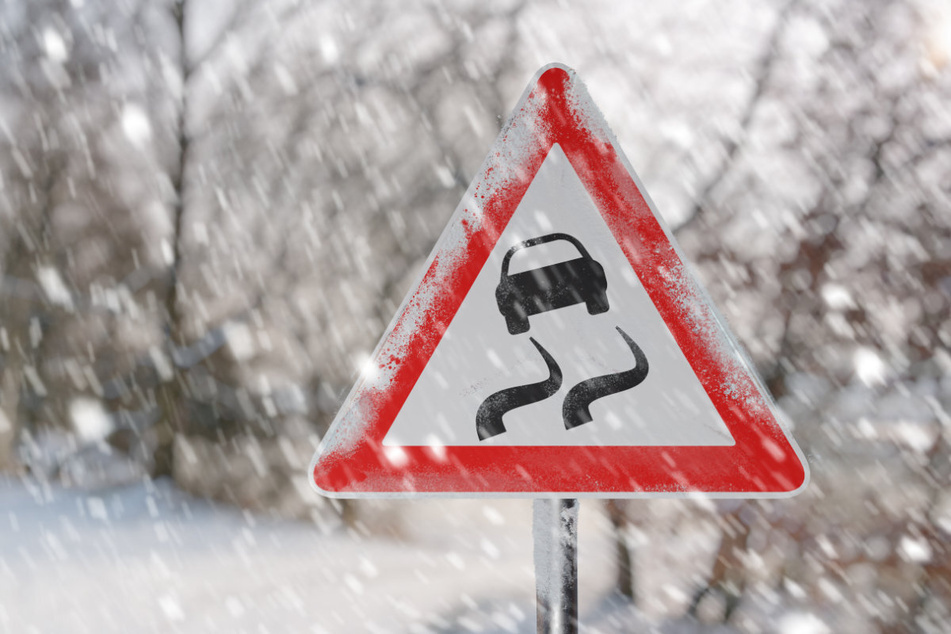 Die ersten Schneefälle in Bayern haben für zahlreiche Unfälle auf den Straßen gesorgt. Mehrere Personen wurden verletzt.