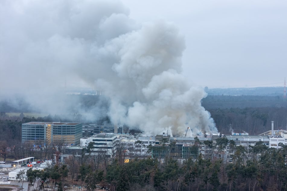 Der Großbrand am Darmstädter Helmholtzzentrum brach am Donnerstagmorgen gegen 6.20 Uhr aus.